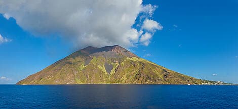 Sep 3, 26 - Sailing in front of Stromboli