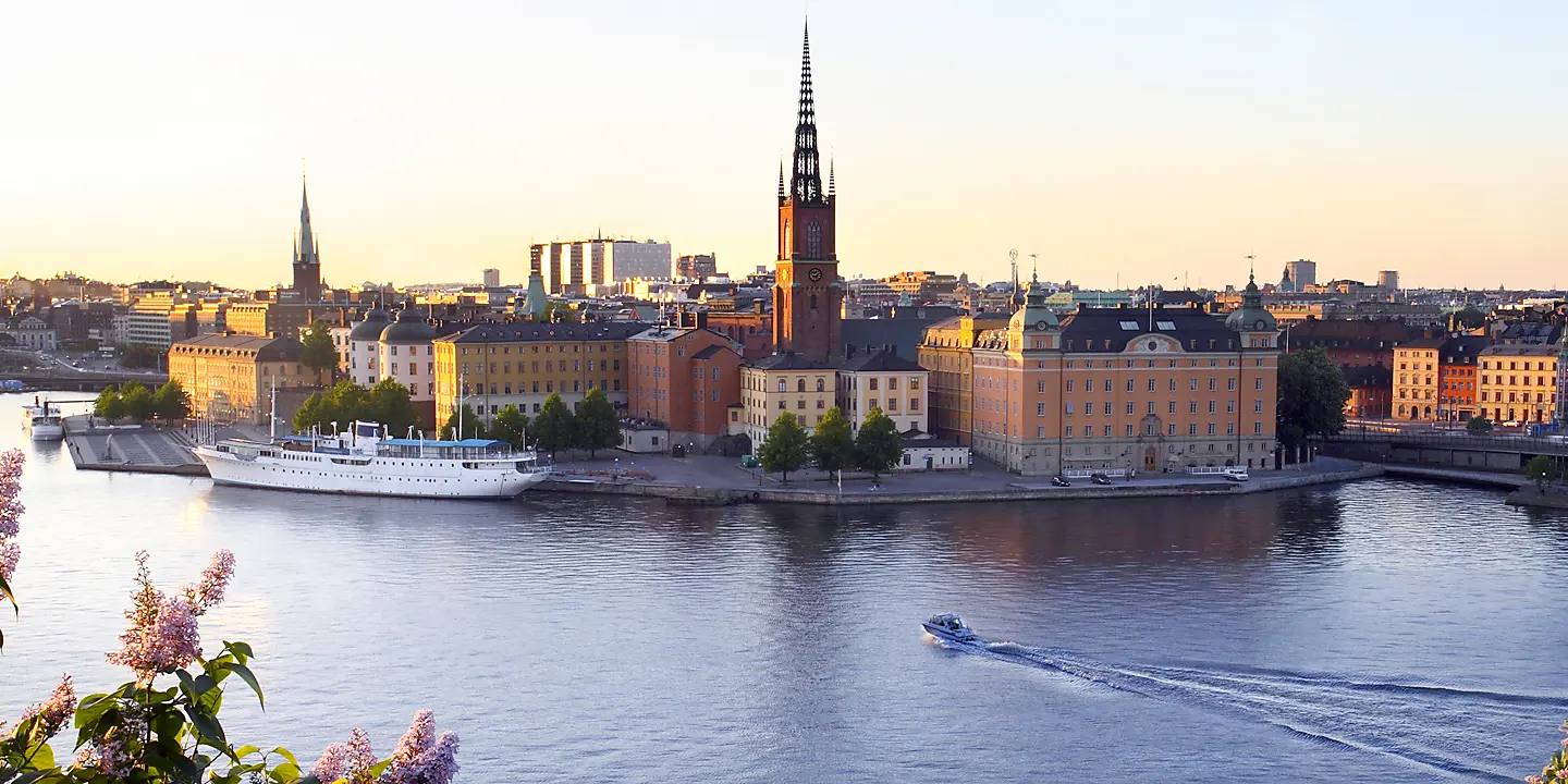 Iconic Capitals & Towns of the Baltic Iconic Capitals & Towns of the Baltic